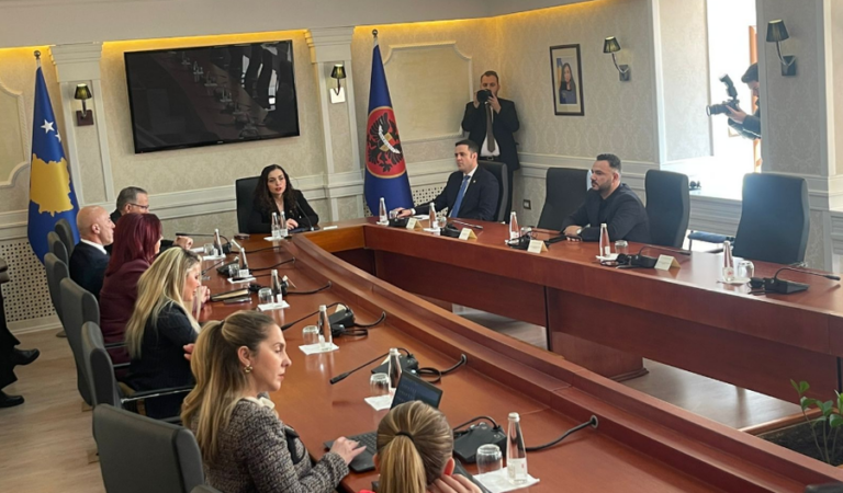 Zgjedhjet e parakohshme, Osmani takon krerët e partive për datën. Kurti bën bojkot