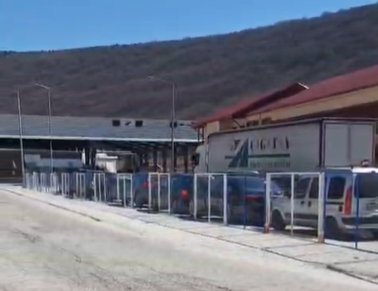 Radhë të gjata në Kapshticë, qytetarët presin mbi 2 orë në rradhë