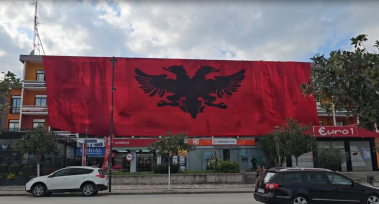Ndeshja e Kombëtares, Fieri përgatitet me një flamur gjigant kuqezi