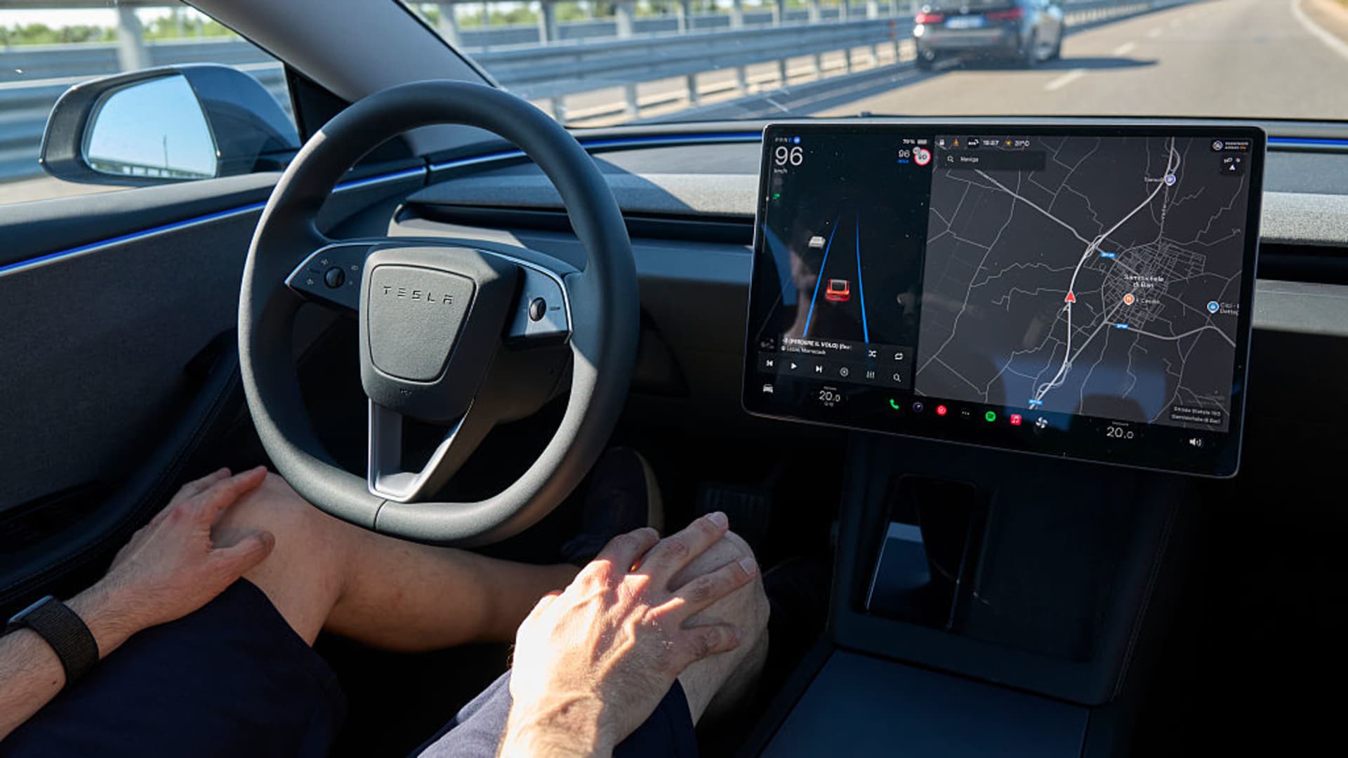 tesla-perballet-me-hetim-te-intensifikuar-nga-nhtsa-per-fsd-ne-dukshmeri-te-reduktuar