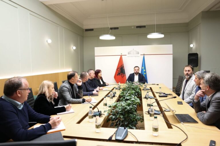 Ministri Jaupaj: Studim fizibiliteti për menaxhimin e mbetjeve në tre zona strategjike të vendit