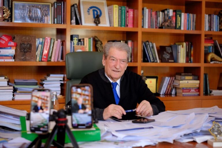 Përplasje në selinë e PD, ndërhyn Berisha për të ulur tonet