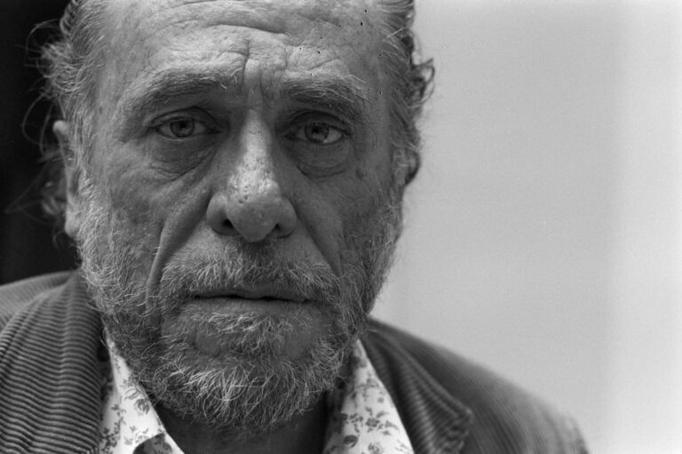 Charles Bukowski, poeti i realitetit të zhveshur dhe apostulli i një pasioni që nuk njeh kompromis