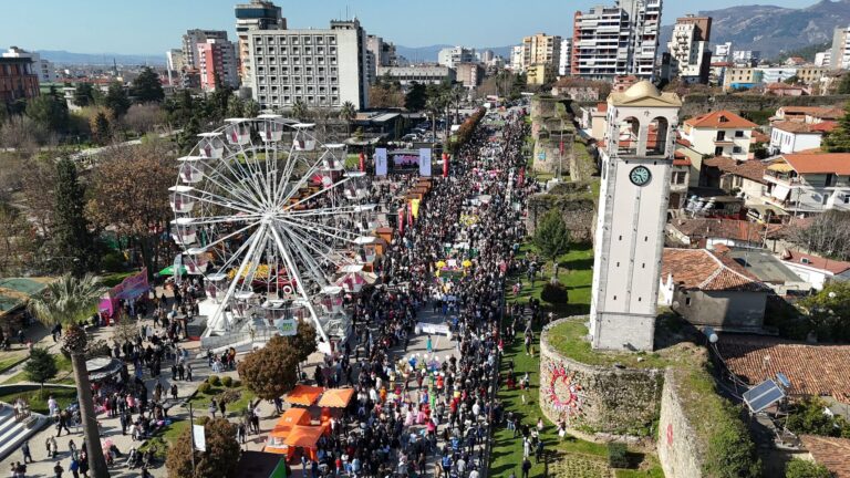 Atmosferë festive dhe panair artizanal, qytetarët mbushin sheshin në Ditën e Verës në Tiranë, Elbasan dhe Durrës