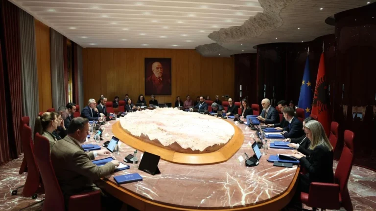 Rama mbledh sot qeverinë dhe grupin e PS