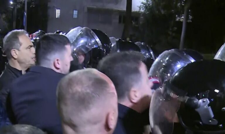Flamur Noka përplaset me policinë pranë Piramidës, hidhen molotovë