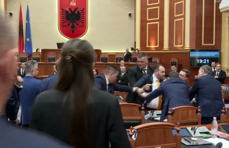 VIDEO/ Momenti i sherrit, Balliu tenton të godasë Ballën me grusht në Kuvend