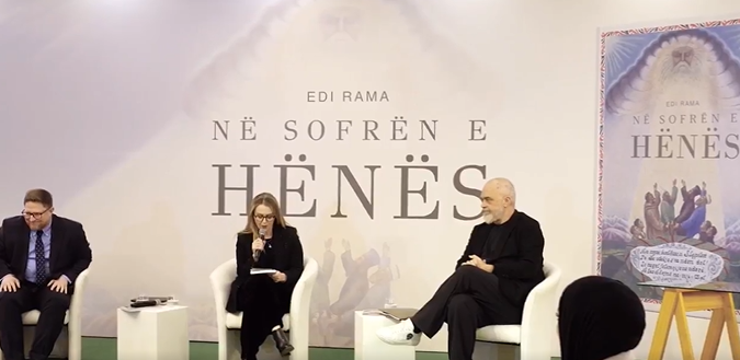  NË SOFRËN E HËNËS    Një libër i ri me refleksionet e iftarëve të shtruar në funksionin e kryeministrit