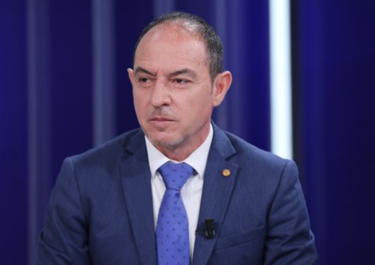“Mos po e tërheq vendin në luftë?”, Ermir Gjinishi tregon rreziqet e rezolutës së PS-së kundër Iranit