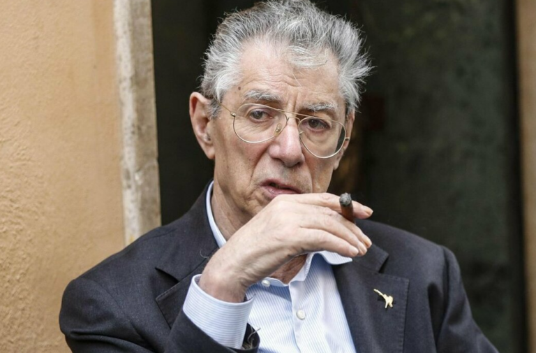 Ndahet nga jeta Umberto Bossi, figurë e shquar e politikës italiane
