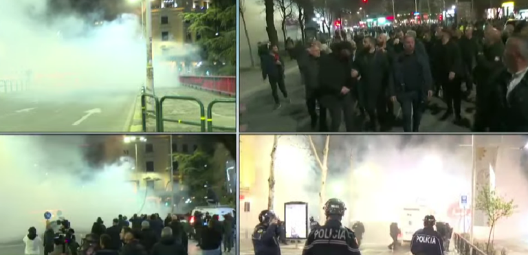 FOTO/ Hidhet gaz i madh lotësjellës pranë Kuvendit, Berisha vë maskën. Përplasje e dhunshme me policinë