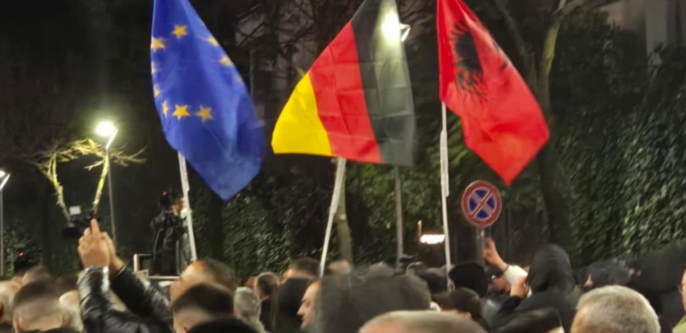 Ambasada gjermane reagon pas protestës së PD, pavarësisht flamurit gjerman: Dënojmë dhunën e protestës!