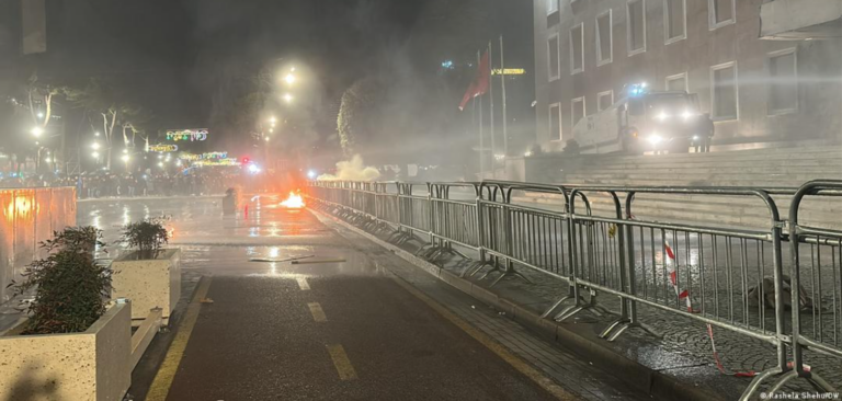 Radio shtetrore gjermane DW: “Kryengritje paqësore” mes molotovëve dhe gazit lotsjellës!