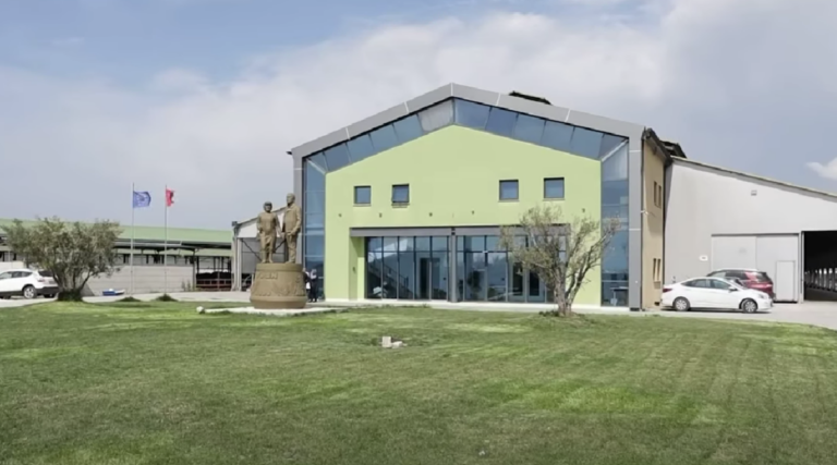 Ferma ”Vjen” në Divjakë, Rama poston pamjet: Një shembull i suksesit në blegtorinë shqiptare