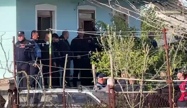Tronditet fshati Kuman, burri i moshuar vr*t gruan dhe më pas veten. Flasin banorët