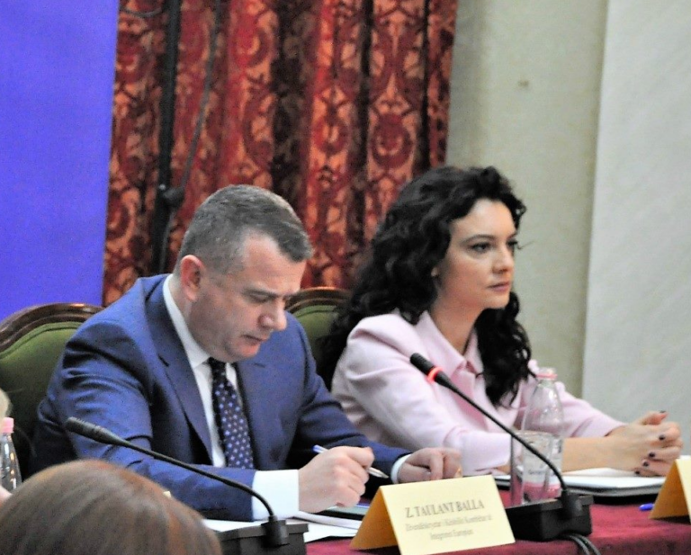 Mungesa në seancën për imunitetin e Ballukut, Elisa Spiropali i përgjigjet Ballës: Provoje, thirre grupin!
