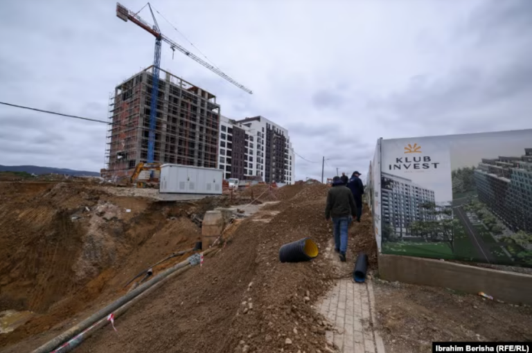 Edhe në Kosovë shemben rrugët, bie “Don Shtjefën Kurti”. Shkaku? Ujërat nëntokësore