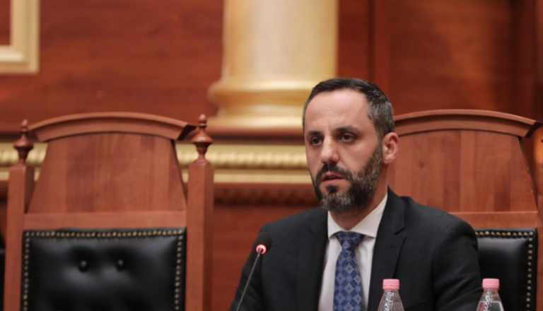 Lamallari debat me Balliun: Drejtori i ri i Policisë oficer karriere, turpi qoftë me ju