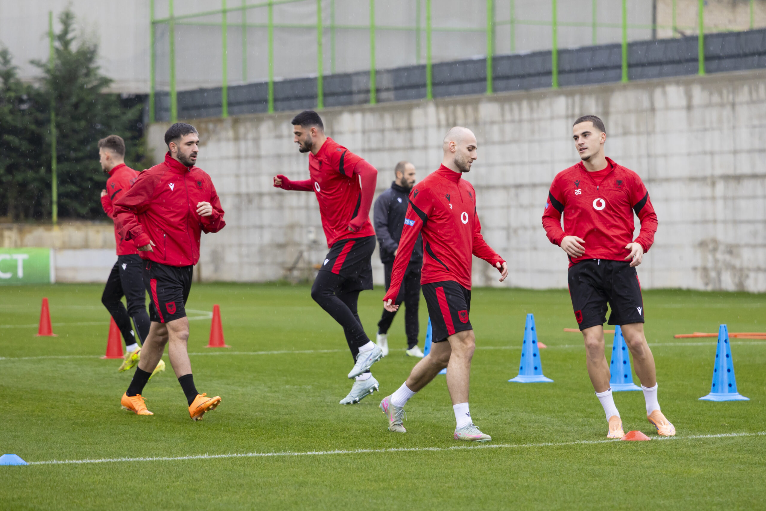 FOTOLAJM  Anis Mehmeti më i shtrenjti  Broja zbret nga  podiumi 