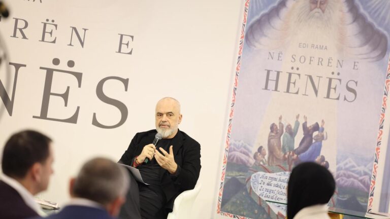 Rama promovon librin ”Në Sofrën e Hënës”: Bashkëjetesa fetare duhet kultivuar