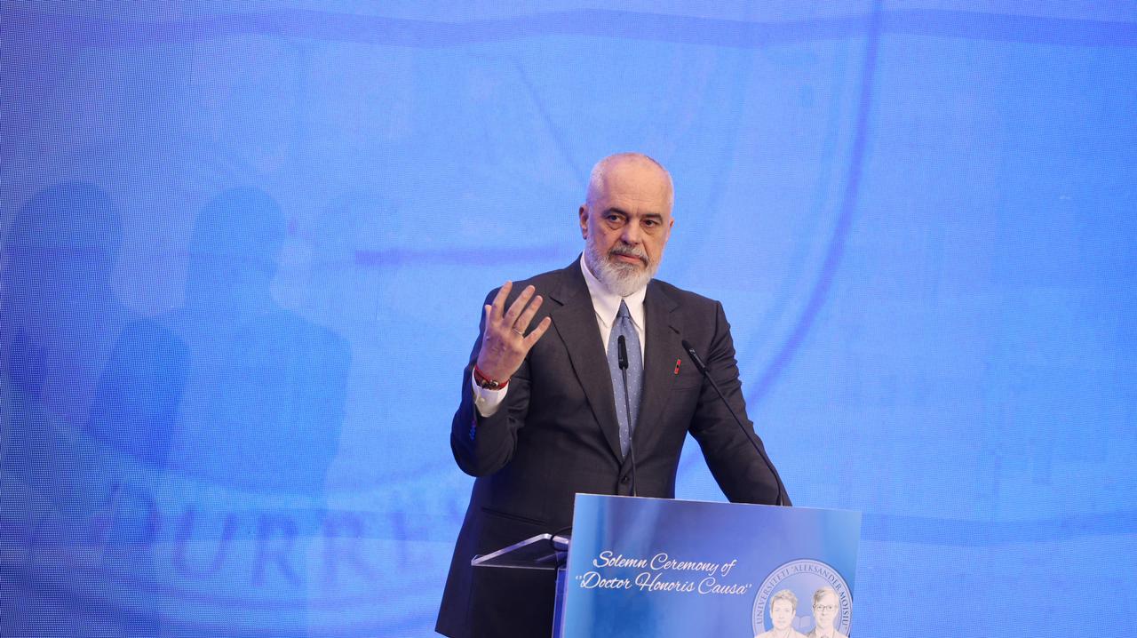  Doctor Honoris Causa  për Nicolas dhe Olivier Berggruen  Rama ndan një kujtim  Galeria nuk ishte vend lojërash për fëmijë