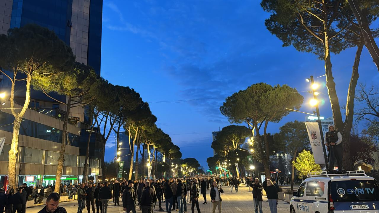 video-nga-protesta-e-pd-ja-cfare-po-ndodh-perballe-kryeministrise