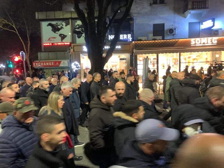 Berisha dhe protestuesit marshojnë në ish-Bllok, incidente të vogla