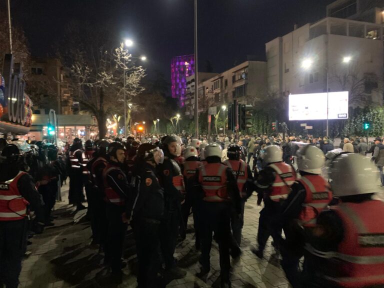 Plas rrëmuja para Kryeministrisë, nis marshimi i turmës në institucione me molotov në duar (VIDEO)