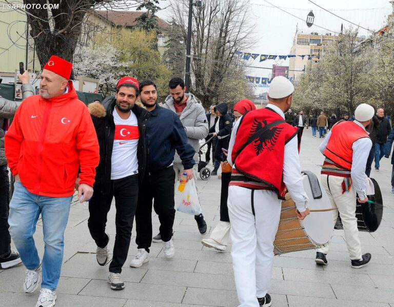 Fotolajm/ Pa rivalitet, vetëm respekt. Atmosferë unike mes shqiptarëve dhe turqve në Prishtinë