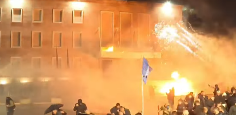 Foto nga molotovi dhe gazi lotsjellës