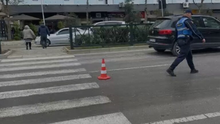 Aksident i rëndë në Vlorë, makina përplas 57-vjeçaren në vijat e bardha