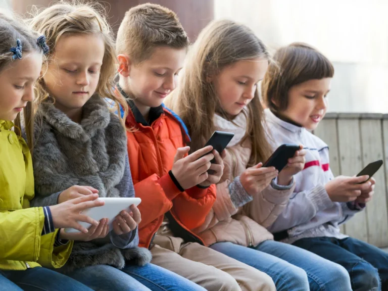 Çfarë duhet t’u mësojmë fëmijëve para se t’u japim një telefon për t’i hequr qafe?!