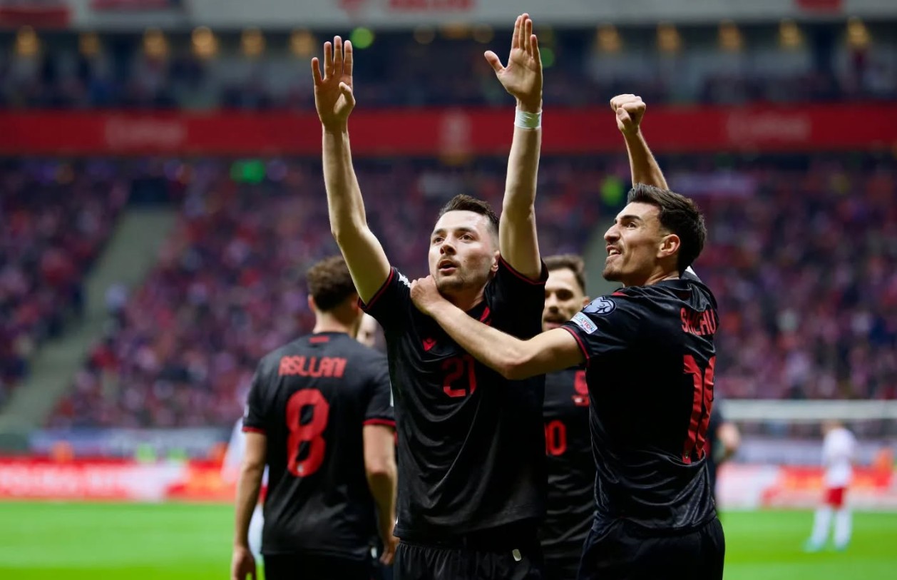 duka-mesazh-lojtareve-mos-e-ulni-koken-kjo-humbje-nuk-e-zbeh-krenarine-qe-ndjej-per-ju