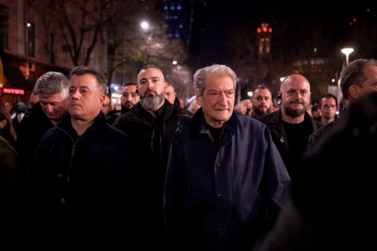 Protesta e radhës? Berisha mban sekret datën: S’ka paqe më! Do t’i shporrim këta kusarë
