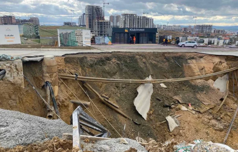 Shembet rruga “Don Shtjefën Kurti” në Prishtinë, disa zona mbesin pa energji elektrike dhe ujë