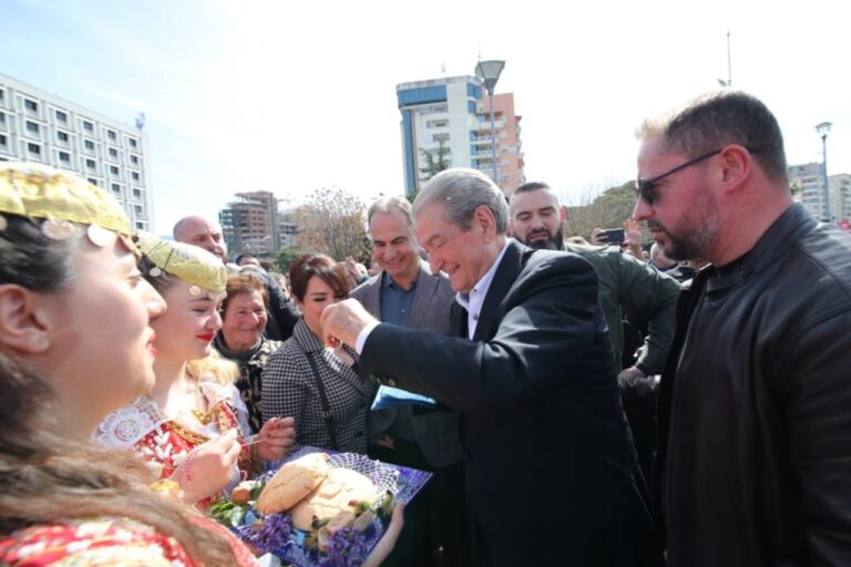 Berisha në Elbasan për Ditën e Verës: Shpresoj që në festën e vitit tjetër t’ia lëmë të keqen dimrit