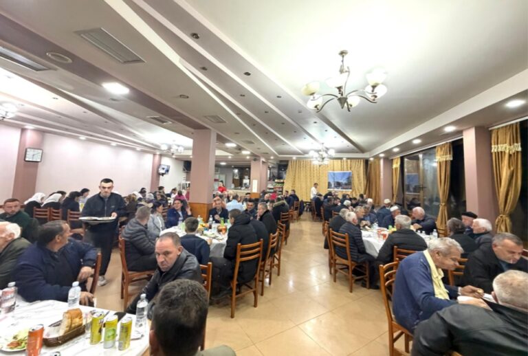 Taulant Balla dhe myftiu Ylli Gurra shtrojnë Iftar në Librazhd: Një traditë që këtë vit mbushi 20 vite