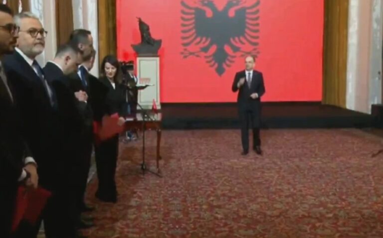 Shtatë ministrat e rinj betohen para Presidentit Bajram Begaj