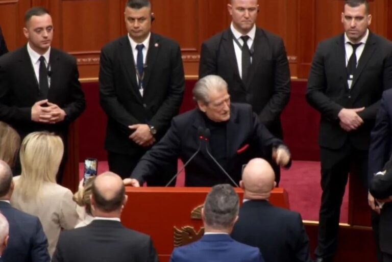 Peleshi i mbylli mikrofonin, Berisha mban fjalim në Facebook: Koha juaj ka marrë fund!