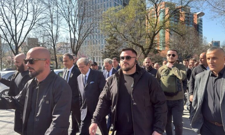 Berisha dhe mbështetësit e PD-së i drejtohen Parlamentit
