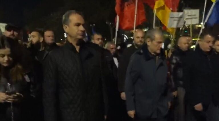Berisha i bashkohet protestuesve, nis marshimi drejt Kryeministrisë