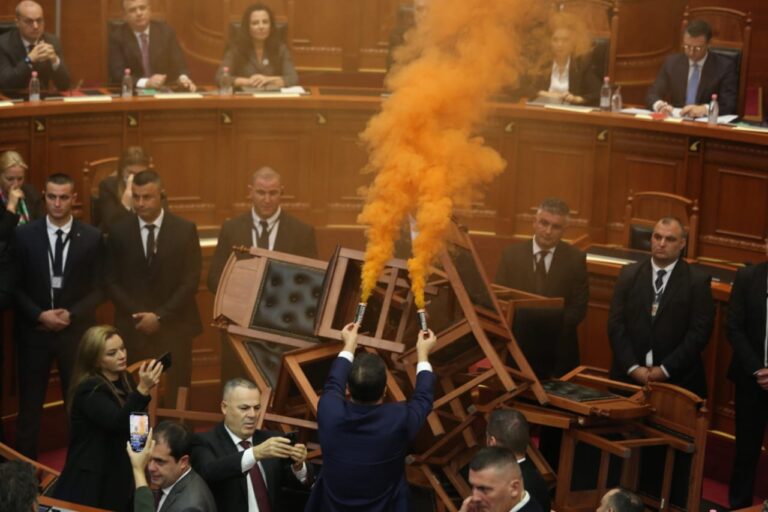 Deputetët nesër në seancë me flakadanë? Policia ka blinduar godinën e Kuvendit