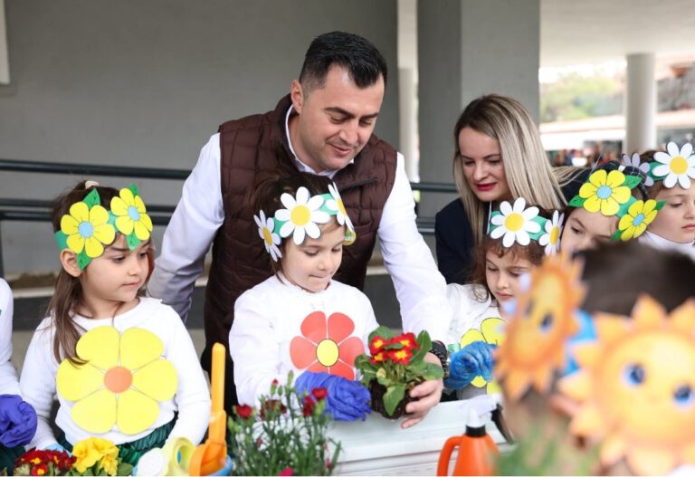 Fëmijët çelin festimet e Ditës së Verës në Elbasan (FOTO)
