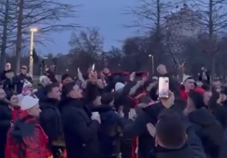 Atmosferë spektakolare në Varshavë, tifozët kuqezi nisin festën pak para duelit (VIDEO)