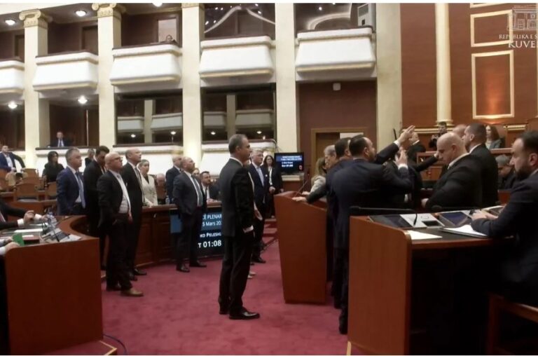 Plas sherri në Kuvend! Berisha dhe deputetët e PD bllokojnë foltoren, ndërhyn garda