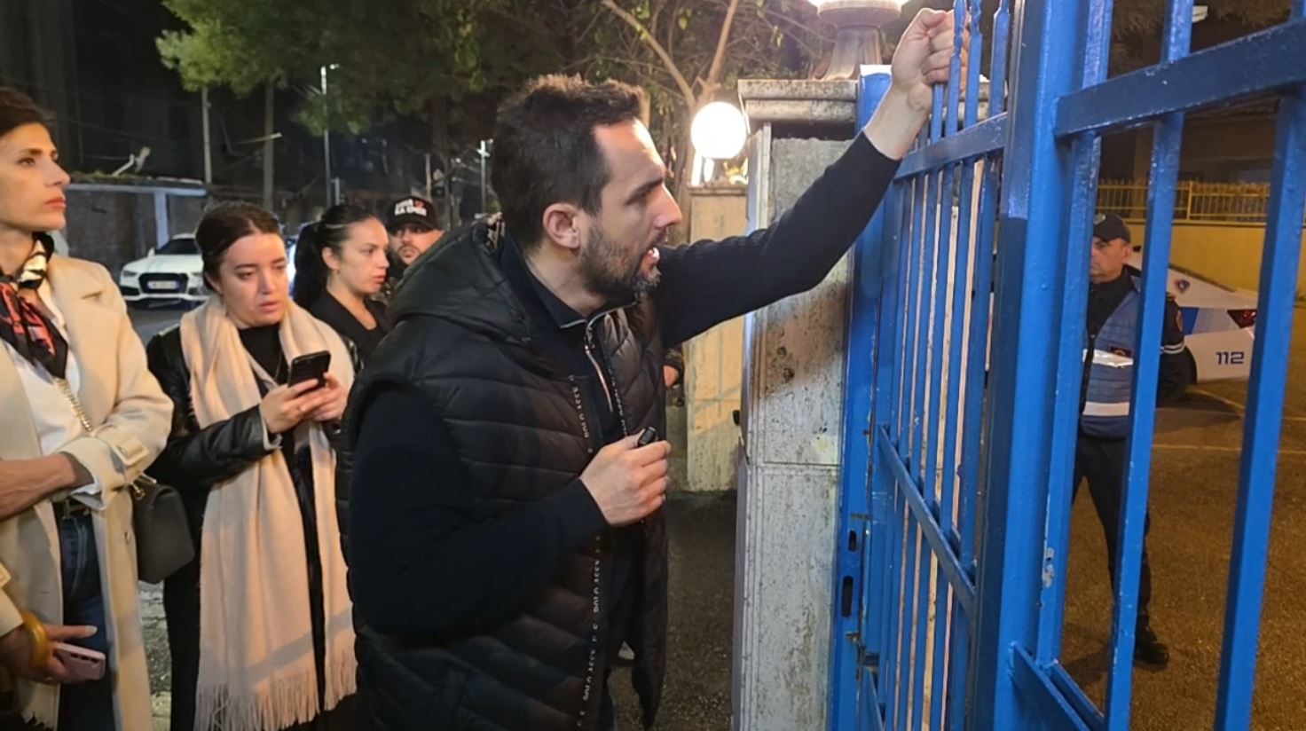 perplasje-mes-policise-dhe-mbeshtetesve-te-shqiperia-behet-te-kryeministria-arrestohet-nje-aktivist-lapaj-shkon-ne-komisariatin-nr-1