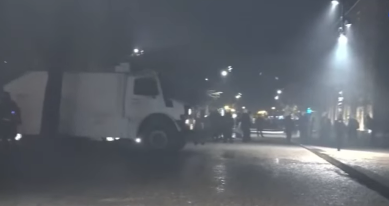 Protestuesit përdorin molotov para PS, digjen makina policie