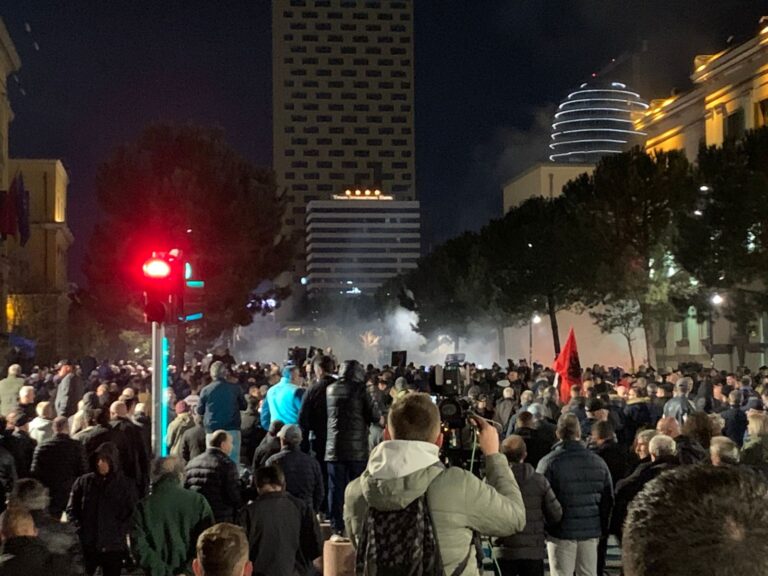 Kaos tek Ministria e Brendshme, protestuesit hedhin molotov