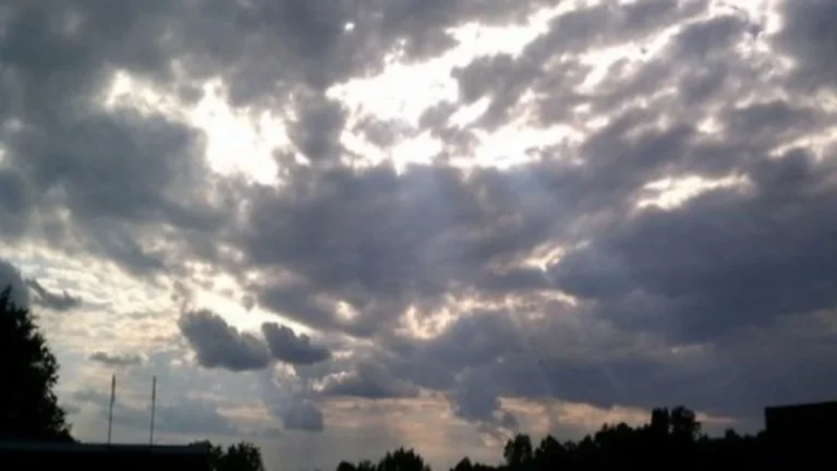 Kushte atmosferike të paqëndrueshme, zonat ku priten reshje shiu sot