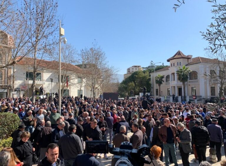 Demokratët “rrethojnë” Kuvendin, kërkojnë që deputetja e PS t’i dorëzohet drejtësisë